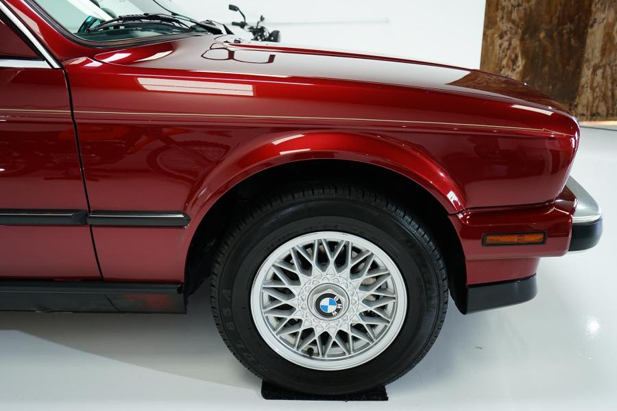 Детали экстерьера BMW 325i Convertible (Calypso Red) 1990 года  (фото 43 из 190)